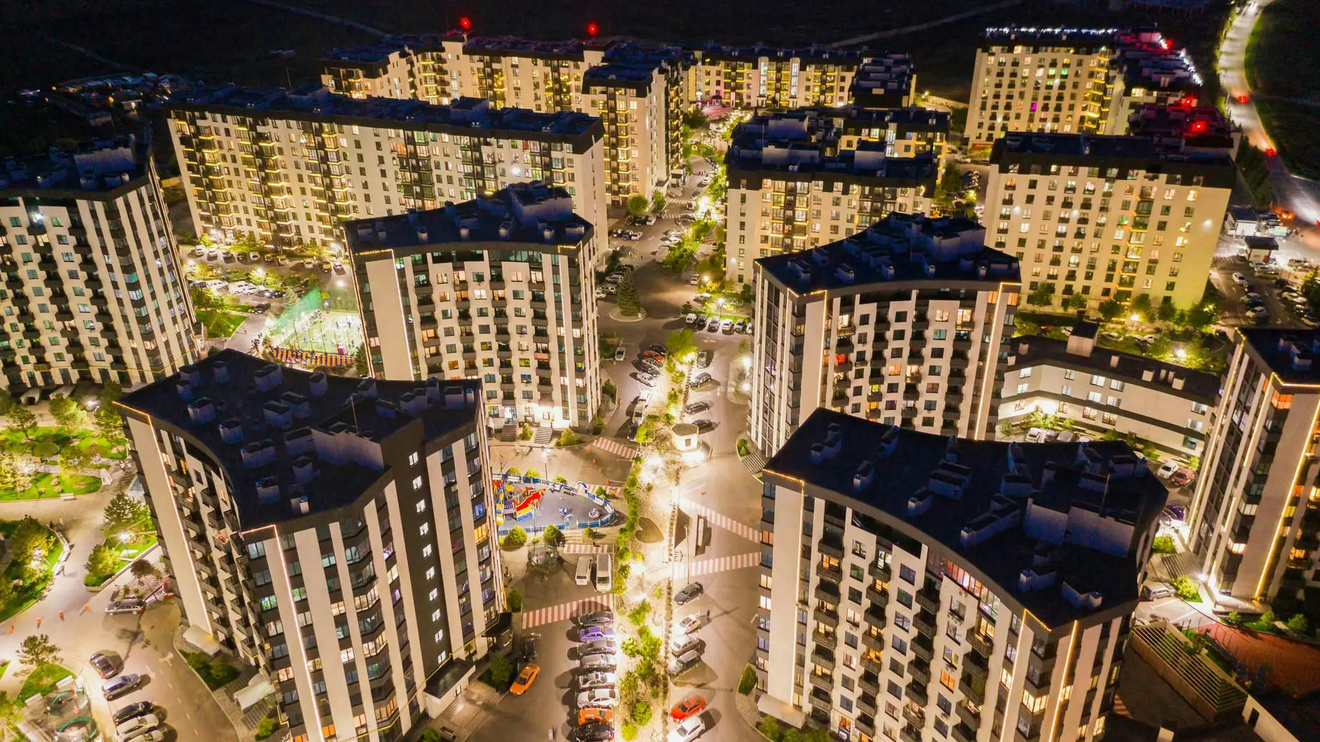 Аерофотографія житлового комплексу У-Квартал вночі